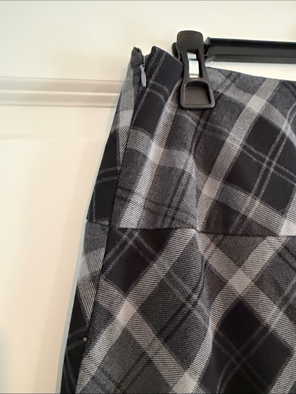 East 5th Plaid A-Line Skirt Size 6 Gray Black Side Button - Picture 3 of 7